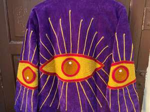 Chaqueta de terciopelo suzani bordada a mano, estilo bohemio, con diseño de ojo turco. - Product Image 5