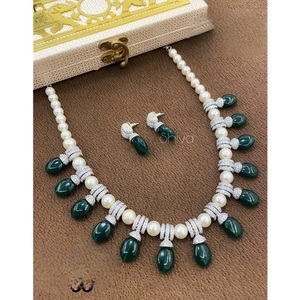 Ensemble collier et boucles d'oreilles de qualité supérieure en argent plaqué moissanite, aspect perle, tendance, pour fiançailles et mariages - Product Image 1