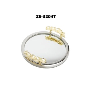 Bandeja Decorativa de Metal Dorado de Primera Calidad para Exhibición en Tiendas Minoristas de Lujo, Diseño Personalizado OEM, Bandeja Artesanal de Metal Chapada en Oro - Product Image 2