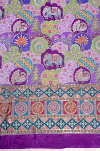 Tissu en crêpe naturel violet à imprimé floral Buta avec bordure ornementale épaisse pour vêtements ethniques et robes Kurti - Product Image 3