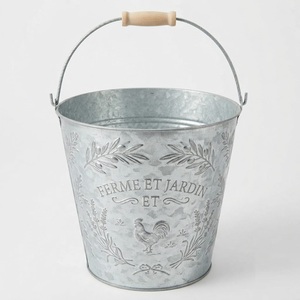Cubo decorativo redondo de hierro galvanizado de lujo con asa de madera y gallo grabado, al mejor precio - Product Image 1