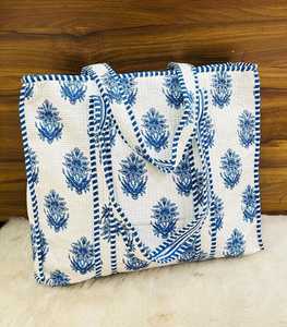 Bolso de mano acolchado de algodón Kantha con estampado floral mini rojo y blanco para mujer, ideal para viajes, con asa para el hombro, a rayas, para pedidos al por mayor. - Product Image 2