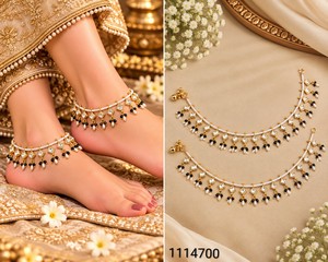 Paire de chevillères de mariée plaquées or avec perles et pierres noires et blanches, bijoux de pied traditionnels indiens pour mariage, vente en gros - Product Image 3
