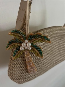 Llavero de Lujo Premium con Cuentas Tropicales y Palmera, Hecho a Mano, Elegante Accesorio de Perlas para Bolsos, Llavero Estilizado para Bolsos de Moda - Product Image 3