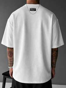 เสื้อยืดคอกลมแขนสั้นทรงปกติสีขาวสำหรับผู้ชาย ยี่ห้อ ONETEN APPARELS ผลิตจากผ้าฝ้าย 100% ระบายอากาศได้ดี มีโลโก้ด้านหน้า สวมใส่สบาย - Product Image 2