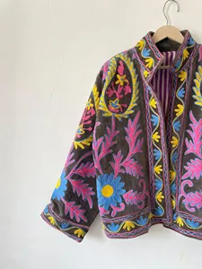 Veste Suzani artisanale en velours marron à motifs floraux pour femme, col montant, style bohème, manches longues, vêtement d'extérieur de luxe pour le printemps - Product Image 4