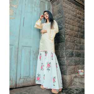 Ensemble Kurta brodé à la main en coton respirant et fibre de bambou pour femme, taille XS, avec magnifique pochette assortie - Product Image 6