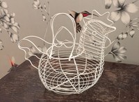 Moderne witte gecoate metalen eierenmand met kippenmotief, milieuvriendelijk