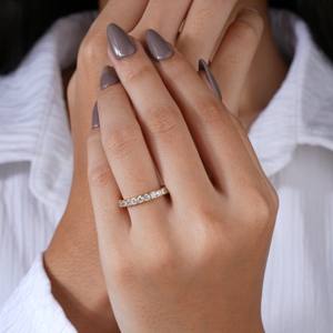 Anillo de Eternidad Clásico de Moissanita con Corte Redondo en Oro de 14K, Elegante Anillo de Boda con Garras Compartidas para Mujer, un Regalo de Joyería Impresionante - Product Image 2
