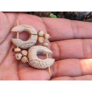 ต่างหูไม้ทูลซีทำมือ ขายส่ง เครื่องประดับสไตล์ชาติพันธุ์ น้ำหนักเบา เหมาะสำหรับทุกเพศ รูปทรงกุญแจ  เครื่องประดับแฟชั่น - Product Image 1