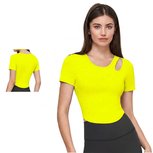 Chemises et hauts de yoga pour femmes à col en U et manches courtes avec design épaules, séchage rapide, écologiques, coupe ajustée, respirants, vêtements de fitness - Product Image 3