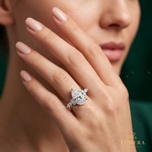 Bague élégante en forme de poire avec cluster de diamants de laboratoire, bijou de fiançailles multi-pierres avec bande solide ornée de diamants ronds et marquise - Product Image 5