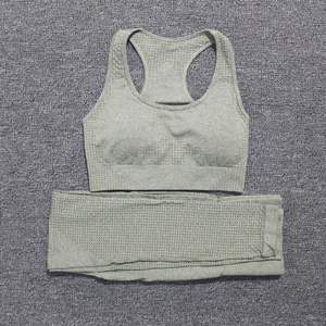 ชุดโยคะแบบไร้ตะเข็บสำหรับผู้หญิง เสื้อชั้นในกีฬาแบบสปอร์ตบรา กางเกงเลกกิ้งระดับกลางน่อง  รับผลิตแบบ OEM ODM พร้อมสกรีนโลโก้ ขายดี ชุดออกกำลังกาย 2 ชิ้น ระบายอากาศได้ดี ความยาวระดับเข่า - Product Image 3