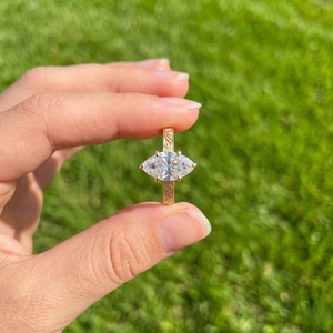 Bague de fiançailles solitaire en or 14 carats gravé avec un diamant de laboratoire CVD de taille marquise de luxe - Product Image 1