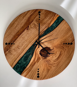 Horloge murale luxueuse en résine époxy et bois, idéale pour offrir en cadeau, décoration intérieure, artisanale, en bois poli et lisse, pour restaurant ou hôtel. - Product Image 2