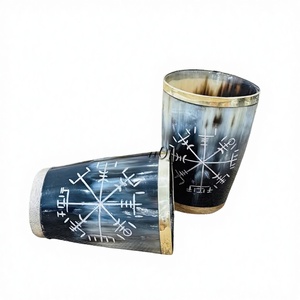Copa de Cuerno Vikinga Grabada a Mano con Diseño Animal, Taza de Cuerno de Búfalo Natural Pulido Hecha a Mano, Jarra de Cerveza Medieval con Logotipo Personalizado, Portátil - Product Image 1