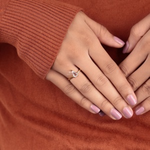 Anillo de compromiso solitario con diamante cultivado en laboratorio de corte rosa en forma de cometa, engaste de bisel, oro de 10K, 14K, 18K, joyería personalizada, anillos para uso diario - Product Image 6