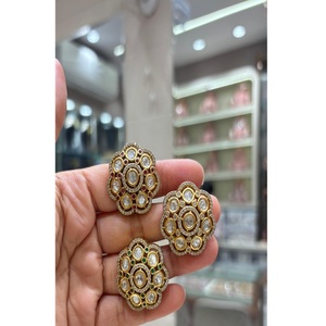 Pendientes de tuerca de moissanita chapados en oro de latón de excelente calidad y a la moda para mujeres y niñas, ideales para bodas y fiestas. - Product Image 2