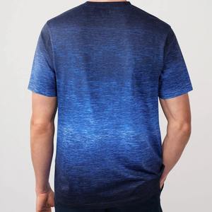 T-shirt de performance bleu délavé pour homme en coton et polyester, style athlétique décontracté et sportif - Product Image 2