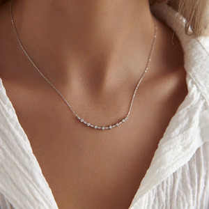 Collar con Diamantes Cultivados en Laboratorio, Graduados, en Oro Blanco - Product Image 1