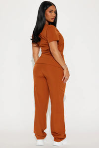 Uniformes Médicos al por Mayor, Traje Quirúrgico Premium para Mujer con Opción de Impresión de Logotipo y Nombre Personalizados, Blusa con Cuello en V y Pantalón - Product Image 3