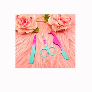 ชุดอุปกรณ์แต่งหน้าสุดหรู ผลิตจากสแตนเลสอย่างดี เป็นมิตรต่อสิ่งแวดล้อม ประกอบด้วยที่ติดขนตา แหนบถอนขนคิ้ว และกรรไกรแต่งหน้า พร้อมโลโก้สั่งทำพิเศษ - Product Image 5