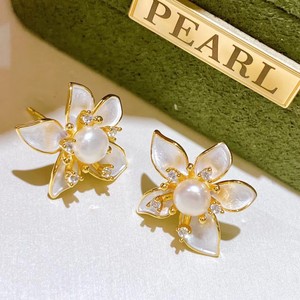 ต่างหูมุกน้ำจืดธรรมชาติ 4-5 มม. ดีไซน์ดอกคามิลเลียสุดหรู สไตล์ฝรั่งเศส ประดับมุกอย่างสง่างาม - Product Image 2