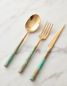 Ensemble de couverts Glam Gold avec poignées turquoise, passe au lave-vaisselle, idéal pour les mariages et la restauration. - Product Image 1