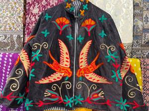 Blouson en velours noir à col mandarin, broderie à la main d'oiseaux et de motifs floraux, manches longues, fermeture à ceinture, coton respirant - Product Image 5