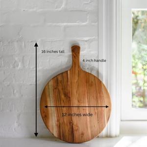 Tabla de cortar de madera de acacia, diseño redondo grande tipo pala, gruesa, duradera, segura para cuchillos, ideal para cortar, servir y uso elegante en la cocina. - Product Image 6