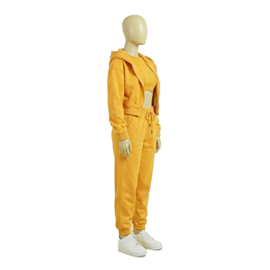 Conjunto Deportivo Personalizado de 3 Piezas para Mujer, Sudadera Corta con Parches Bordados y Efecto Desgastado, Pantalones Deportivos - Product Image 3