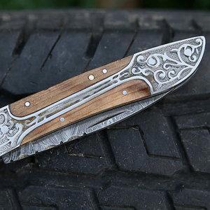 Couteau de poche artisanal en acier Damas, manche en bois d'olivier, gravé, couteau pliant de survie et de camping pour l'extérieur avec étui en cuir - Product Image 4