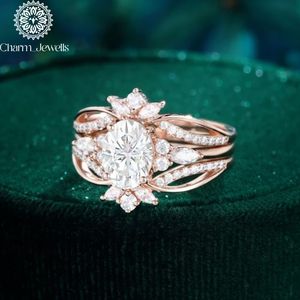 Bague de fiançailles classique pour femme Charm Jewells, trois pierres en moissanite taille coussin, plaqué or 18 carats, sertie à griffes, IGI - Product Image 3