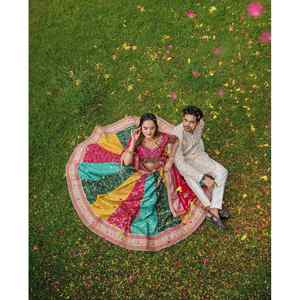 DISEÑADOR SATINADO BORDADO TRABAJO LEHENGA CHOLI CON DUPATTA Y ALGODÓN KURTA PAYJAMA PAREJA LLEVAR RANI Y DE BLANCO - Product Image 1