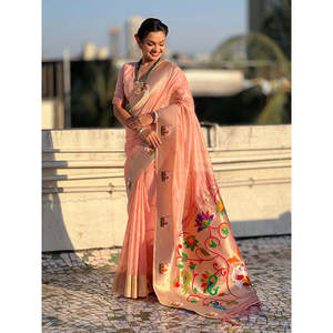 ผ้าไหมออร์แกนซ่าสีชมพูอ่อนลายหงส์ปาธานี  ผ้าไหมซารีหรูหราทอมือด้วยดิ้นทอง สำหรับสุภาพสตรี - Product Image 1