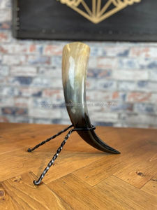 Cuerno para beber pulido de artesanías naturales vikingas con moldura de latón y perilla incluye soporte - Product Image 4