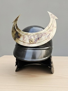 Casco de Samurái de Acero Hecho a Mano con Cresta en Forma de Luna Creciente |   Réplica de Casco Kabuto Medieval Antiguo Moderno - Casco de Guerrero con Grabado en Relieve - Product Image 5