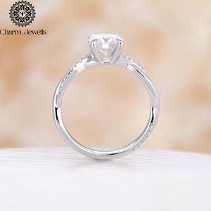 Anillo de compromiso de moissanita con corte cojín para mujer, chapado en oro de 18 quilates y plata, con engaste clásico de puntas y banda pavé. - Product Image 5