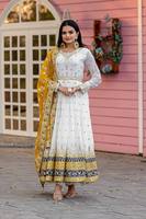 Setelan Salwar Kameez Sutra Bordir Putih dengan Dupatta Kuning, Panjang hingga Lantai, Pakaian Tradisional India Pakistan untuk Pernikahan Wanita