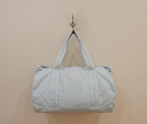 Sac de voyage en tissu recyclé Adventure pour les voyages, la salle de sport et les escapades de week-end, offrant un grand espace de rangement, une transportabilité facile et un confort pour une utilisation quotidienne - Product Image 2
