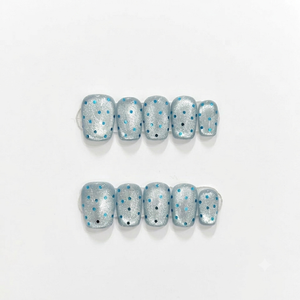 Escalera corta Diseño de dedo acrílico Prediseñado Tonos frescos Gris plateado con un sueño de chicle de belleza de hielo fresco nacarado - Product Image 1