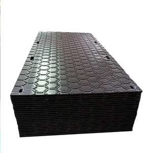 Tapis de protection du sol à motif hexagonal pour véhicules d'entretien de fermes solaires, renforcé pour une mobilité accrue et des panneaux durables - Product Image 3