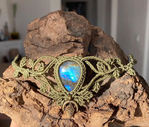 Pulsera de Macramé con Labradorita, Gema en Forma de Lágrima con Destello Azul, Cordón Oliva, Amuleto de Luna, Joyería Boho Hecha a Mano, HARI OM CREATIONS - Product Image 3