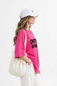 เสื้อยืดผู้หญิงสีชมพูสดใส แบรนด์ ONETEN APPAREL ทรงปกติ ผ้าเจอร์ซีย์ สำหรับฤดูร้อน แขนสั้น คอวี พิมพ์ลายตัวอักษร สไตล์ลำลอง - Product Image 4