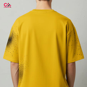 เสื้อยืดและกางเกงขาสั้นผู้ชายทรงโอเวอร์ไซส์ ตัดเย็บแบบครอป ขอบดิบ ผ้าคอตตอนเนื้อหนา รับผลิตตามแบบ OEM - Product Image 5