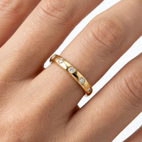 Bague Éternité Exclusive en Or Jaune Massif 18 carats avec Diamants Sertis à la Voile, Diamants Blancs Ronds Brillants, Bande Confortable, MOQ 1 pièce