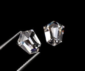 Par de Diamantes Cultivados en Laboratorio con Corte Escudo de 1.29Ct, Color EF, Certificación IGI, Corte Excelente, Claridad VVS-VS, Joyería de Diamantes Hechos a Medida - Product Image 2