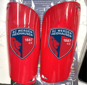 Protège-tibias en plastique rouge SC Werden Heidhausen, impression par sublimation, protection sportive pour adultes, toutes saisons - Product Image 1