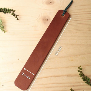Marcador de página de alta calidad personalizado en cuero con diseño de hoja de arce para amantes de los libros y coleccionistas. - Product Image 2