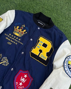 Blouson universitaire unisexe en nylon bleu marine avec logo personnalisé, manches brodées, écusson couronne, patchwork vintage, coupe bomber épaisse - Product Image 4